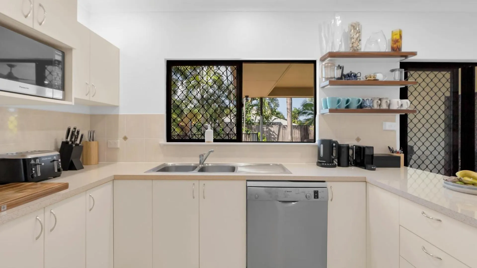3-Bed Family Home With Pool & Bbq By The Beach Clifton Beach Holiday home