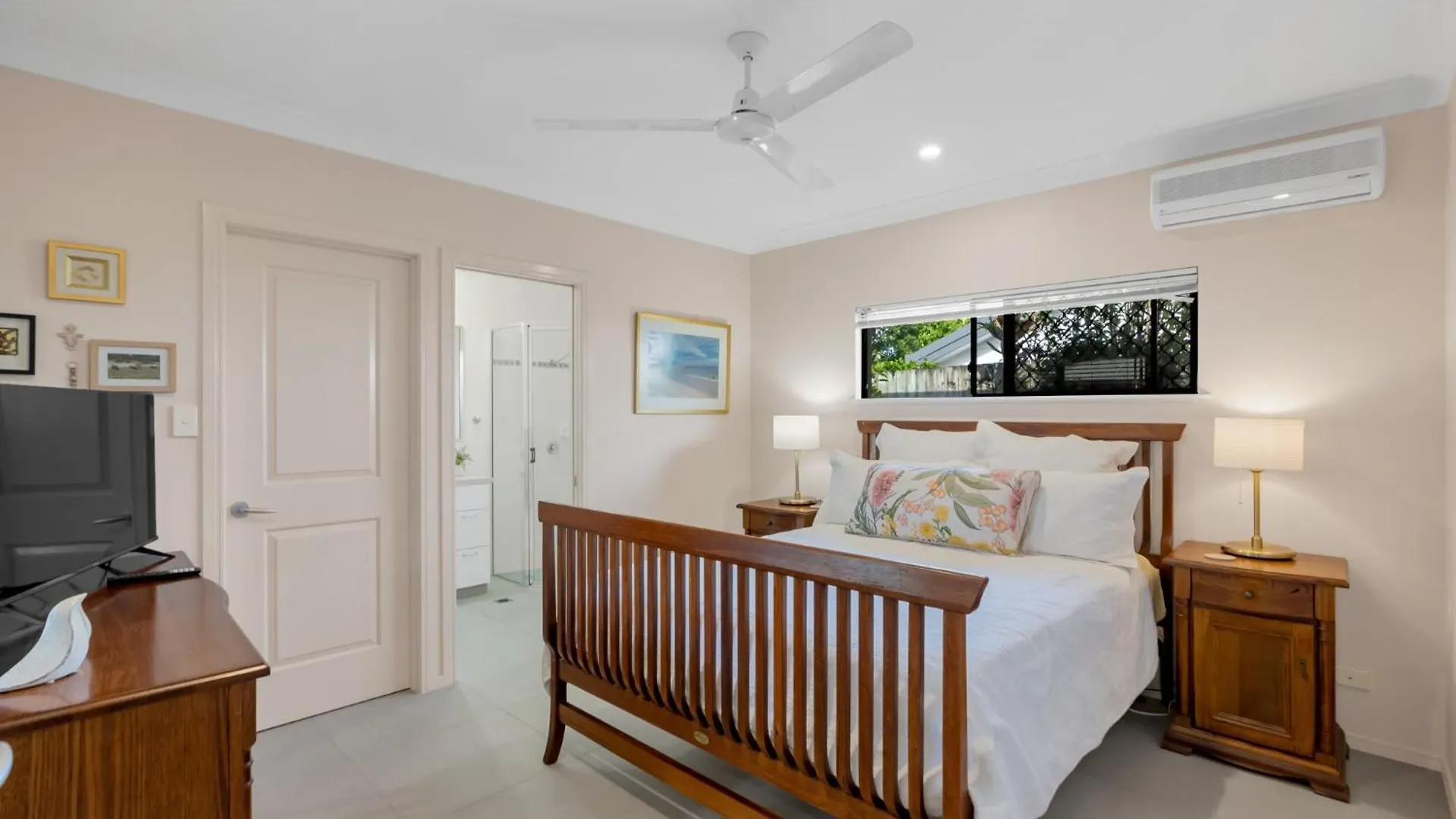 Holiday home 3-Bed Family Home With Pool & Bbq By The Beach Clifton Beach