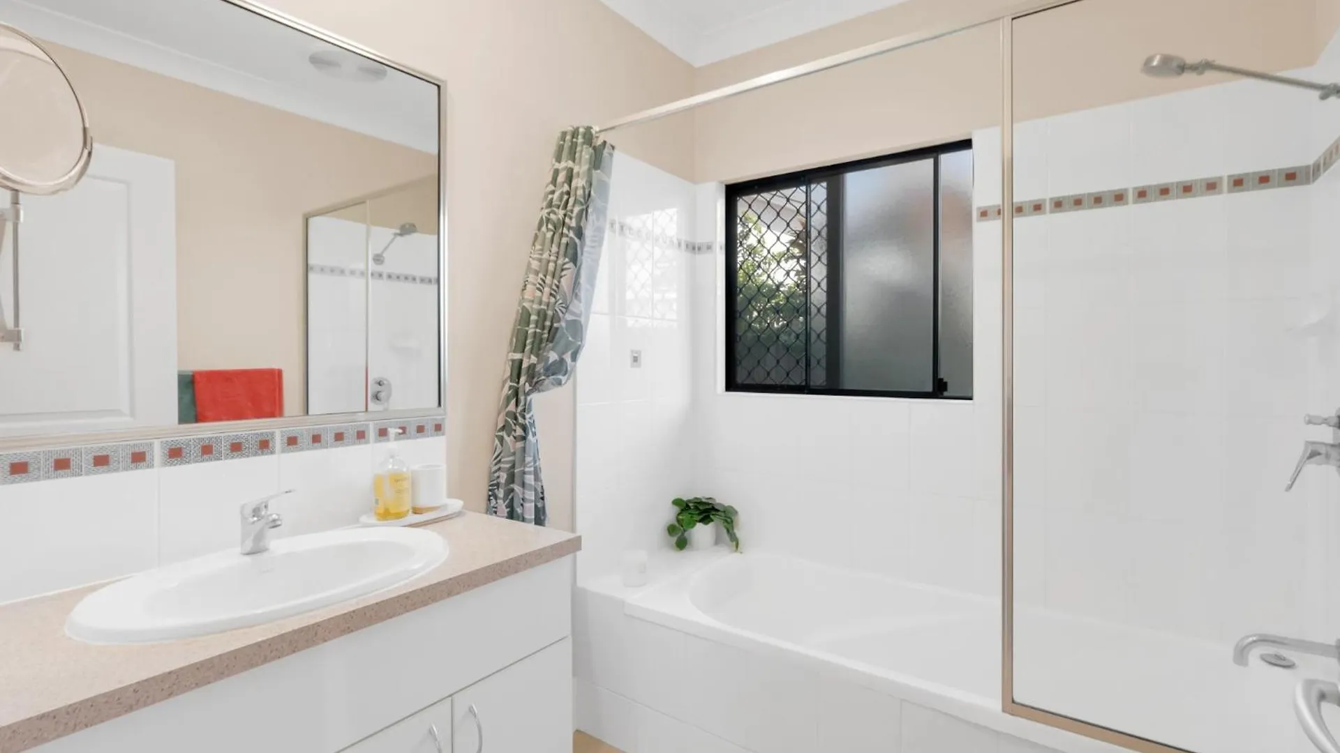 Holiday home 3-Bed Family Home With Pool & Bbq By The Beach Clifton Beach
