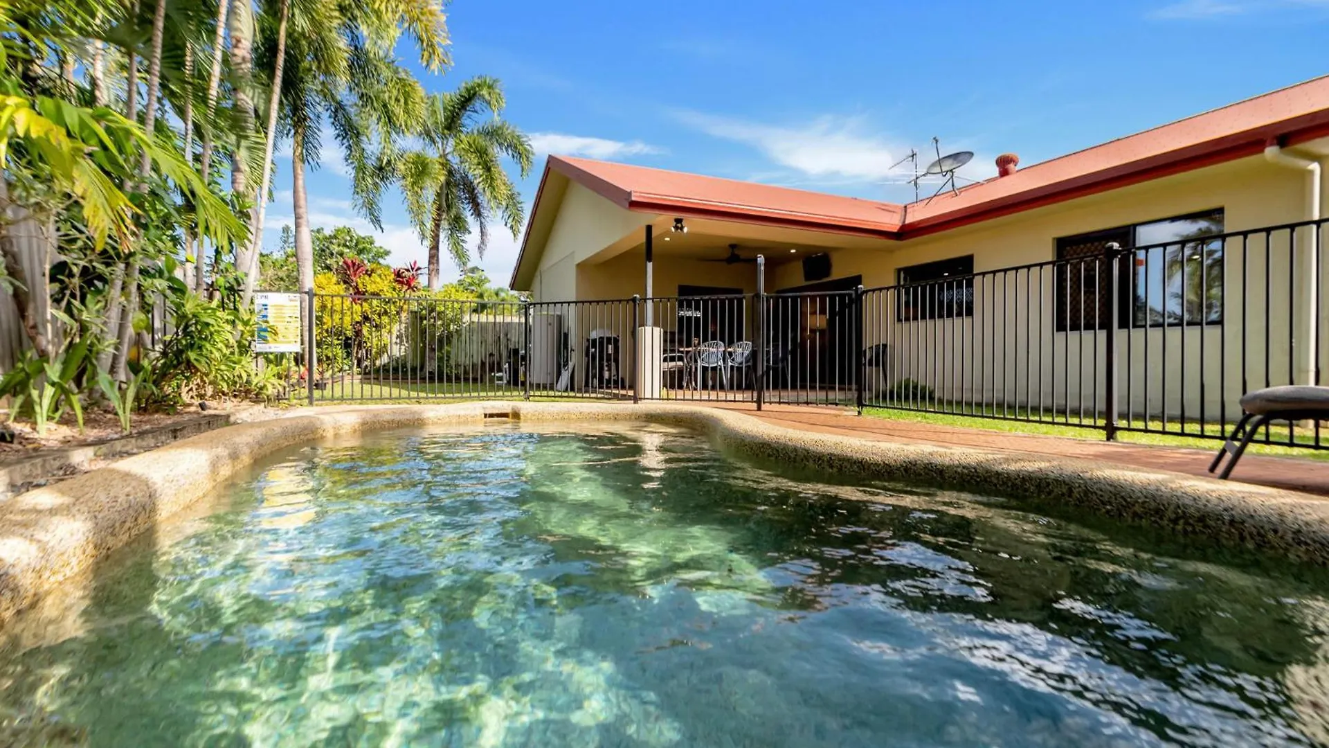 3-Bed Family Home With Pool & Bbq By The Beach Clifton Beach