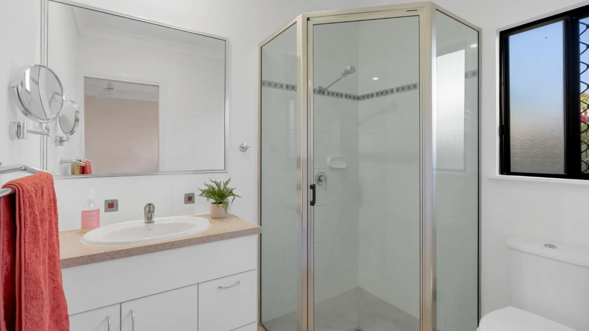 Holiday home 3-Bed Family Home With Pool & Bbq By The Beach Clifton Beach Australia