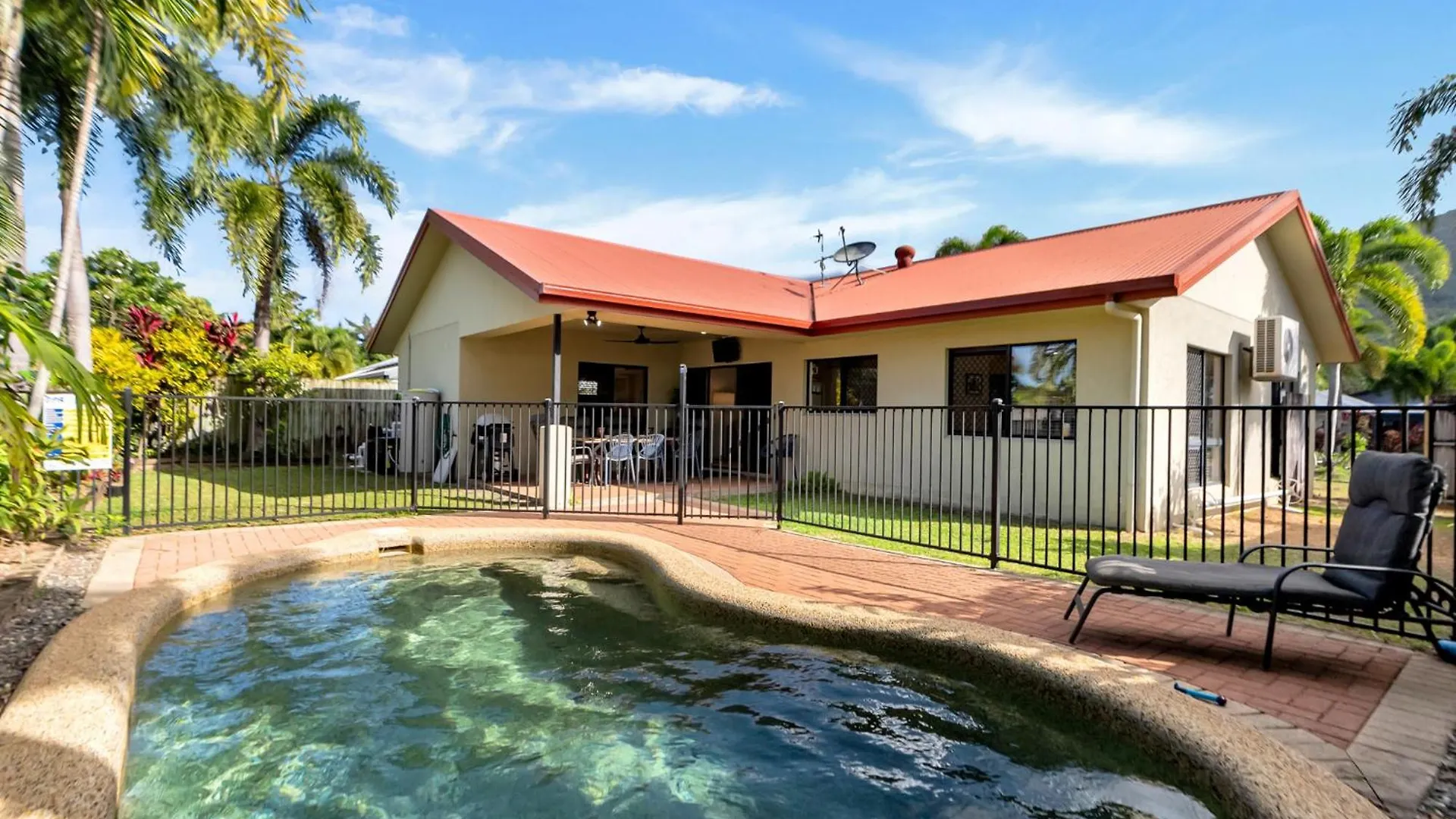 3-Bed Family Home With Pool & Bbq By The Beach Clifton Beach 0*,  Australia