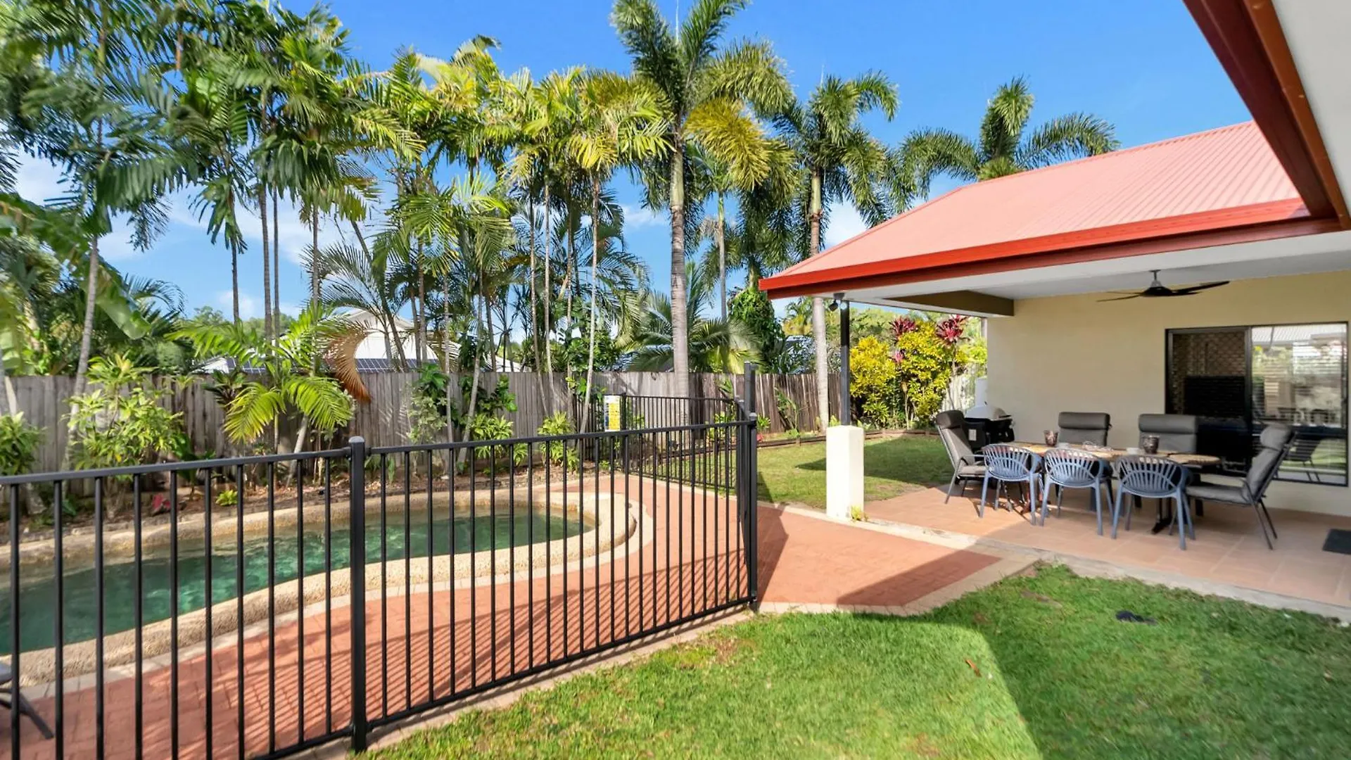 Holiday home 3-Bed Family Home With Pool & Bbq By The Beach Clifton Beach