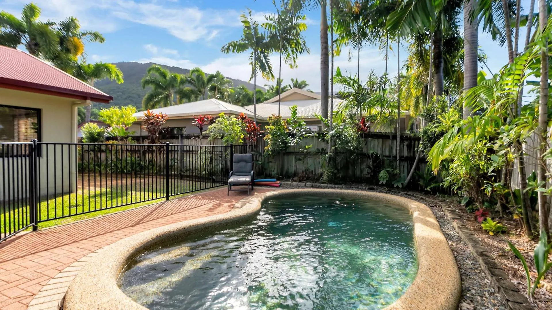 3-Bed Family Home With Pool & Bbq By The Beach Clifton Beach